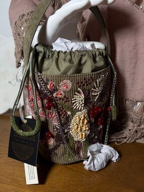 VIRAL BEADED BAG - ABSTRACT PALM TREE 2026